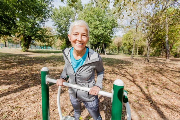 Healthy Mature Woman Workout Outdoor Gym Forest Sporty Elderly Female — Stock Photo, Image