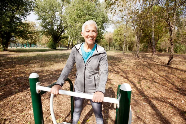 Healthy Mature Woman Workout Outdoor Gym Forest Sporty Elderly Female — Stock Photo, Image