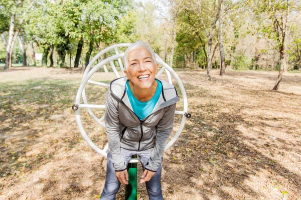 Πορτρέτο Της Ευτυχισμένη Γυναίκα Υγιή Ανώτερους Προπόνηση Στο Υπαίθριο Γυμναστήριο — Φωτογραφία Αρχείου