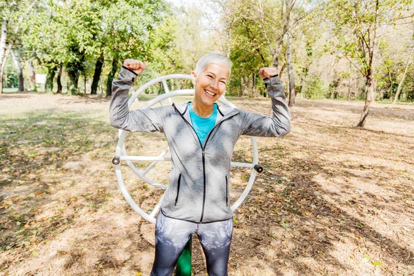 Glücklich Fitte Erfolgreiche Seniorin Hob Outdoor Fitnessstudio Die Arme Zeigt — Stockfoto