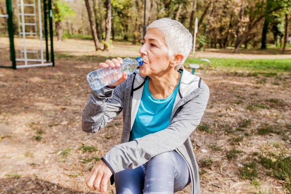 Mulher Sênior Saudável Relaxe Beba Água Após Treino Ginásio Livre — Fotografia de Stock