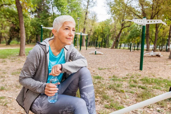 Friska Äldre Kvinna Koppla Och Dricka Vatten Efter Träning Utegym — Stockfoto