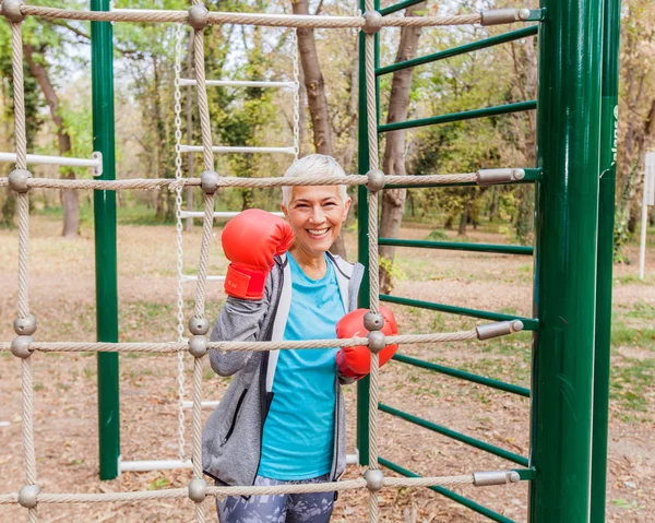 Porträtt Happy Fit Senior Kvinna Med Boxning Handske Utomhus Gym — Stockfoto