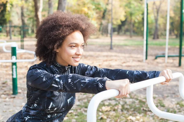 Ajuste Mujer Joven Haciendo Ejercicio Estiramiento Parque Aire Libre Aptitud —  Fotos de Stock