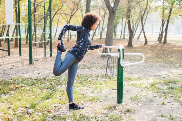 Genç Kadının Açık Fitness Park Germe Egzersiz Yapması Uygun — Stok fotoğraf
