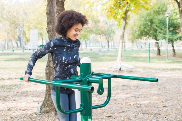 Jolie Femme Afro Exercice Parc Remise Forme Plein Air Vêtements — Photo