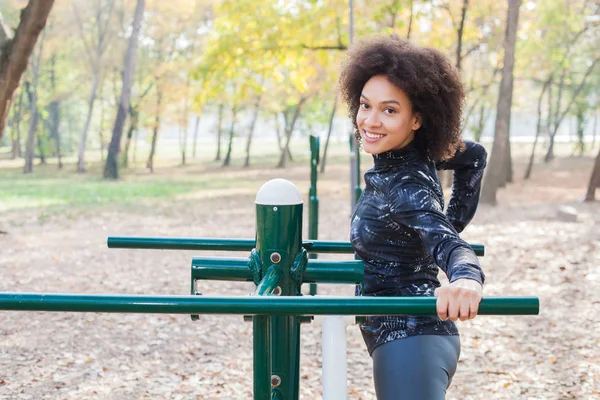 Jolie Femme Afro Exercice Parc Remise Forme Plein Air Vêtements — Photo