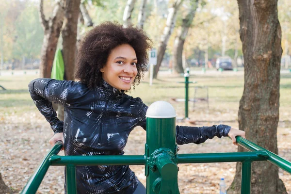 Χαμογελώντας Afro Αμερικανός Νεαρή Γυναίκα Άσκηση Στο Υπαίθριο Γυμναστήριο Park — Φωτογραφία Αρχείου