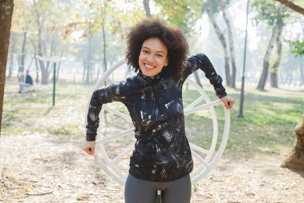 Χαμογελώντας Afro Αμερικανός Νεαρή Γυναίκα Άσκηση Στο Υπαίθριο Γυμναστήριο Park — Φωτογραφία Αρχείου