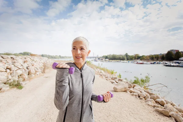 Gesunde Reife Frau Mit Gewichten Grau Kurzen Haaren Sportkleidung Outdoor — Stockfoto