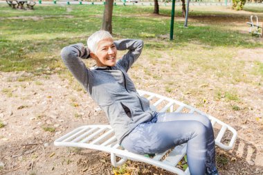  Sağlıklı kadın kıdemli uygun egzersiz açık spor Park