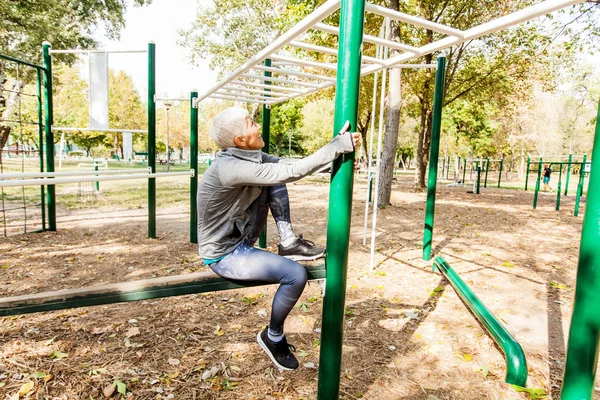 Senior Kobieta Ćwiczeń Odkryty Fitness Park Odzieży Sportowej Sportowy Starsza — Zdjęcie stockowe