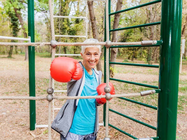 Retrato Mulher Sênior Ajuste Feliz Com Luva Boxe Ginásio Livre — Fotografia de Stock