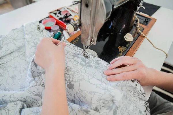 Seamstress Trabalhando Máquina Costura Vintage Casa Costureira Artesanal — Fotografia de Stock