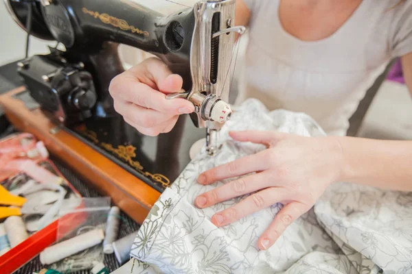 Fechar Mãos Femininas Usando Máquina Costura Retro Casa — Fotografia de Stock