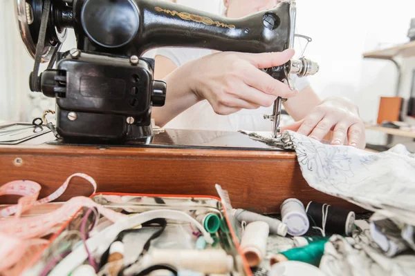 Costurera Trabajando Máquina Coser Vintage Casa Modista Hecho Mano —  Fotos de Stock