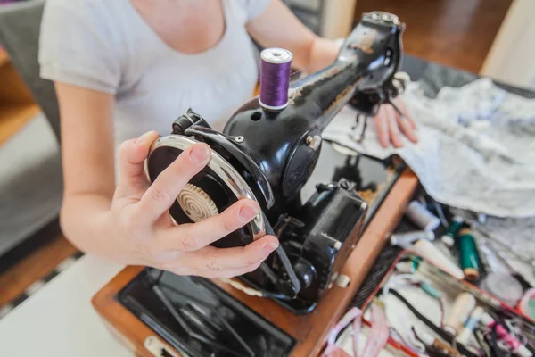 Fechar Mãos Femininas Usando Máquina Costura Retro Casa — Fotografia de Stock