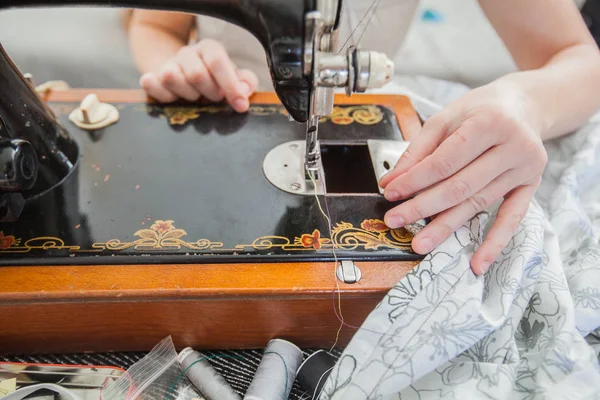 Seamstress Trabalhando Máquina Costura Vintage Casa Costureira Artesanal — Fotografia de Stock