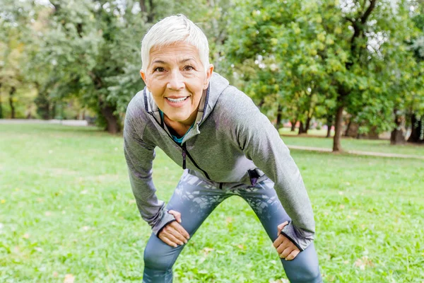 Ώριμη Γυναίκα Ταιριάζει Αθλητικά Είδη Κάνει Fitness Άσκηση Στη Φύση — Φωτογραφία Αρχείου
