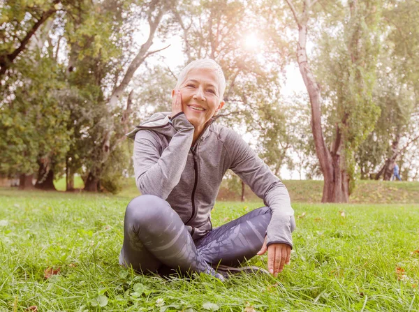 Lycklig Senior Kvinna Slappna Efter Träning Naturen Gumman Sitter Gräset — Stockfoto