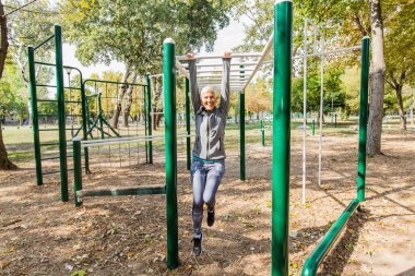 Kamu spor parkta, sağlıklı bir yaşam tarzı yetişkin insanlar pratik aktif kadın kıdemli.