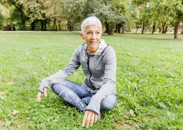 Vezető Megpihenhetnek Edzés Jellegű Idős Asszony Zöld Gyep Parkban — Stock Fotó