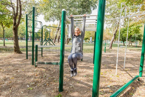 Kamu Spor Parkta Sağlıklı Bir Yaşam Tarzı Yetişkin Insanlar Pratik — Stok fotoğraf