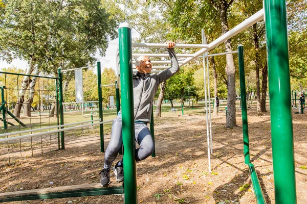 Kamu Spor Parkta Sağlıklı Bir Yaşam Tarzı Yetişkin Insanlar Pratik — Stok fotoğraf
