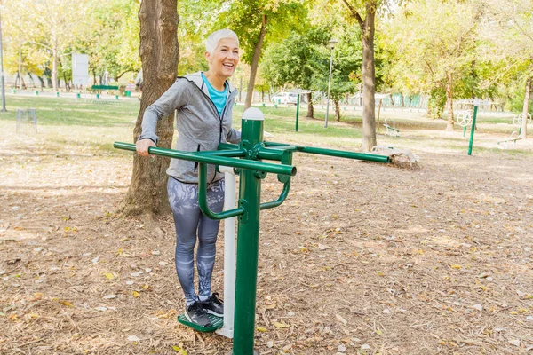 Äldre Kvinna Sportkläder Tränar Offentliga Sports Park Hälsosam Livsstil Mogna — Stockfoto