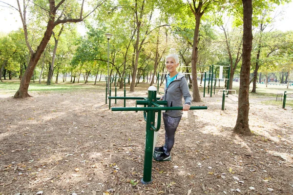 Mujer Edad Avanzada Ropa Deportiva Ejercicio Parque Público Deportes Estilo — Foto de Stock