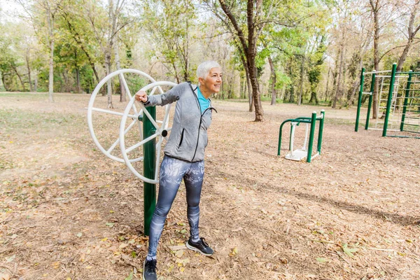 Yaşlı Kadın Olgun Insanlar Açık Fitness Park Sağlıklı Yaşam Egzersiz — Stok fotoğraf