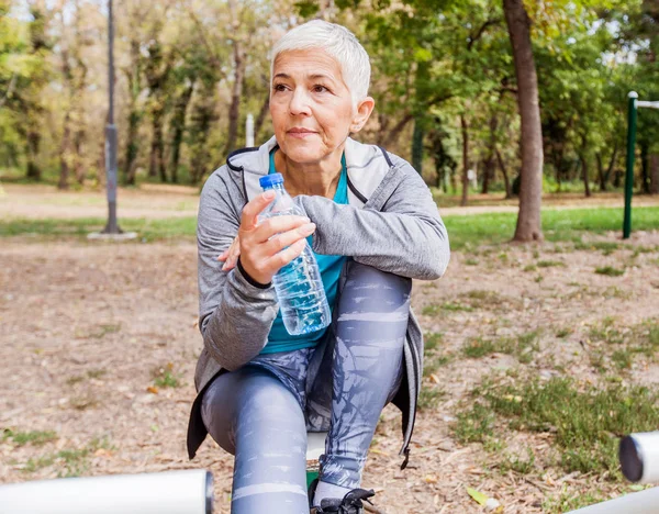 Mulher Sênior Saudável Relaxe Segure Garrafa Água Após Treino Parque — Fotografia de Stock