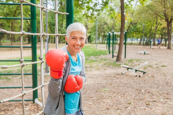 Portret Van Fit Senior Vrouw Met Bokshandschoen Outdoor Fitness Park — Stockfoto