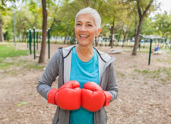 Porträtt Fit Senior Kvinna Med Boxning Handske Utomhus Fitness Park — Stockfoto