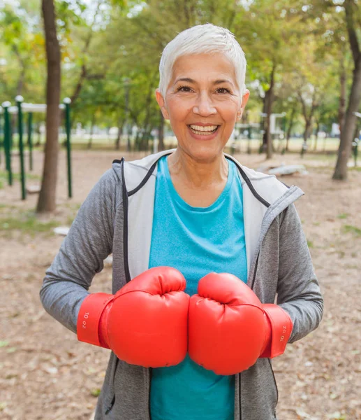 Retrato Mulher Sênior Ajuste Com Luva Boxe Parque Fitness Livre — Fotografia de Stock