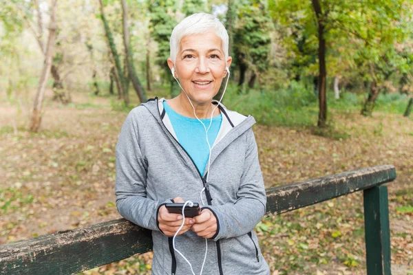 Senior Woman Relax Listening Music Phone Jogging Forest Inglês Exercício — Fotografia de Stock