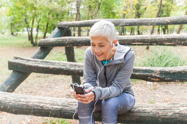 Vezető Hallgat Zenét Telefonon Megpihenhetnek Jogging Erdőben Egészséges Életmód Edzés — Stock Fotó