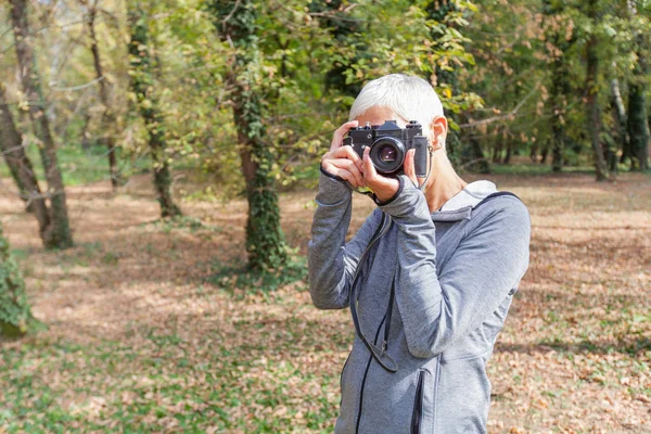 Retrato Mulher Sênior Com Câmera Retro Tirando Foto Natureza — Fotografia de Stock