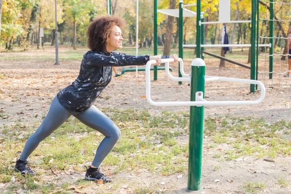 Mujer Joven Forma Activa Estirándose Parque Fitness Aire Libre Mañana — Foto de Stock