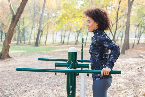 Etkin Formda Genç Kadın Açık Fitness Parkı Nda Sabah Germe — Stok fotoğraf