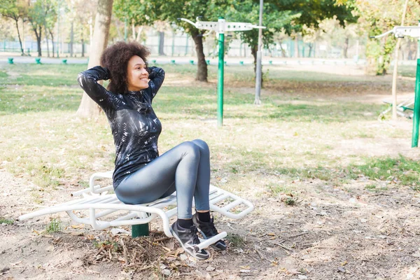 Passar Unga Afrikanska Kvinnan Arbetar Abs Öva Utomhus Fitness Park — Stockfoto