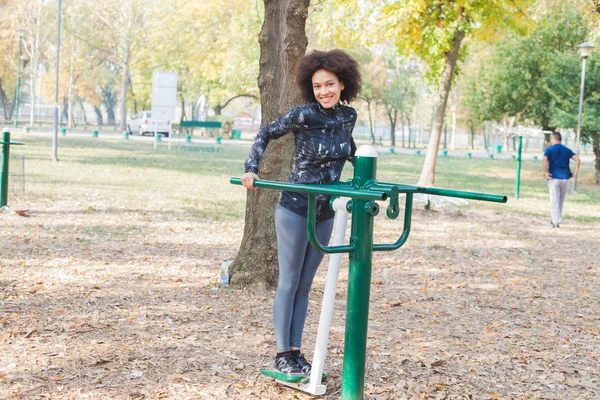 Mujer Joven Forma Activa Estirándose Parque Fitness Aire Libre Mañana — Foto de Stock
