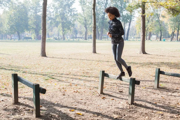 Afrikalı Kadın Eğitim Ormandaki Sabah Sonbahar Park Koşma Engellerin Atlama — Stok fotoğraf