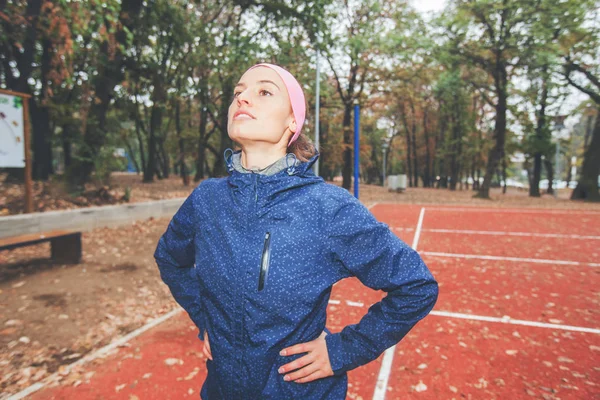 Una Donna Forma Che Allenamento Parco Ragazza Sportiva Che Pratica — Foto Stock