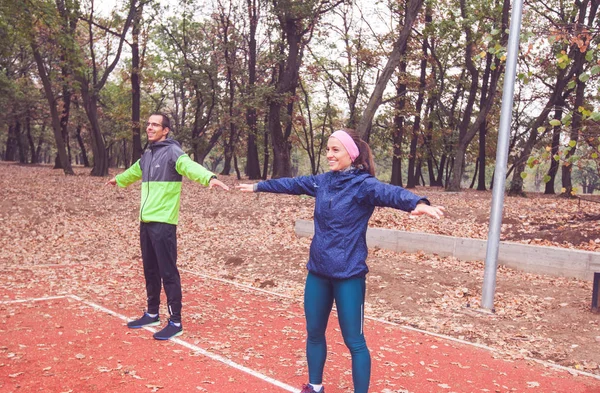 Sportif Erkek Kadın Egzersiz Park Isınma Yapıyor Sonbahar Sabahı Eğitimde — Stok fotoğraf