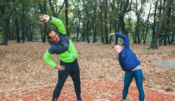 Hombre Mujer Deportistas Haciendo Ejercicio Calentamiento Parque Ajuste Entrenamiento Pareja — Foto de Stock