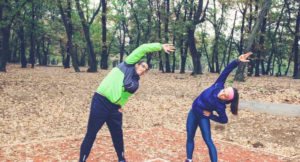 Sportif Erkek Kadın Egzersiz Park Isınma Yapıyor Sonbahar Sabahı Eğitimde — Stok fotoğraf