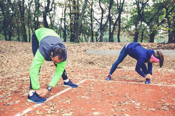 Homem Mulher Desportivos Fazer Exercício Aquecimento Parque Ajuste Treinamento Jovem — Fotografia de Stock