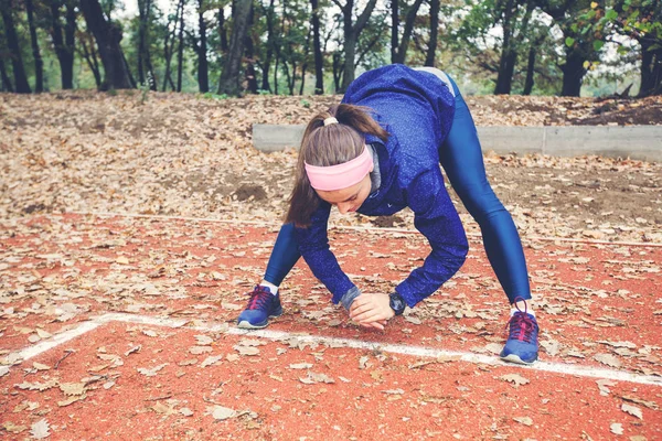 Fitness Kvinna Gör Träning Park Sportig Tjej Tränar Höst Morgon — Stockfoto