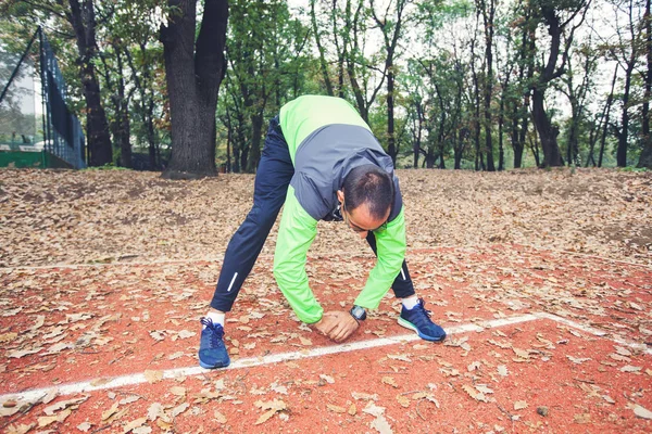 Fitness Genç Adam Egzersiz Sonbahar Sabahı Park Sağlıklı Bir Insan — Stok fotoğraf